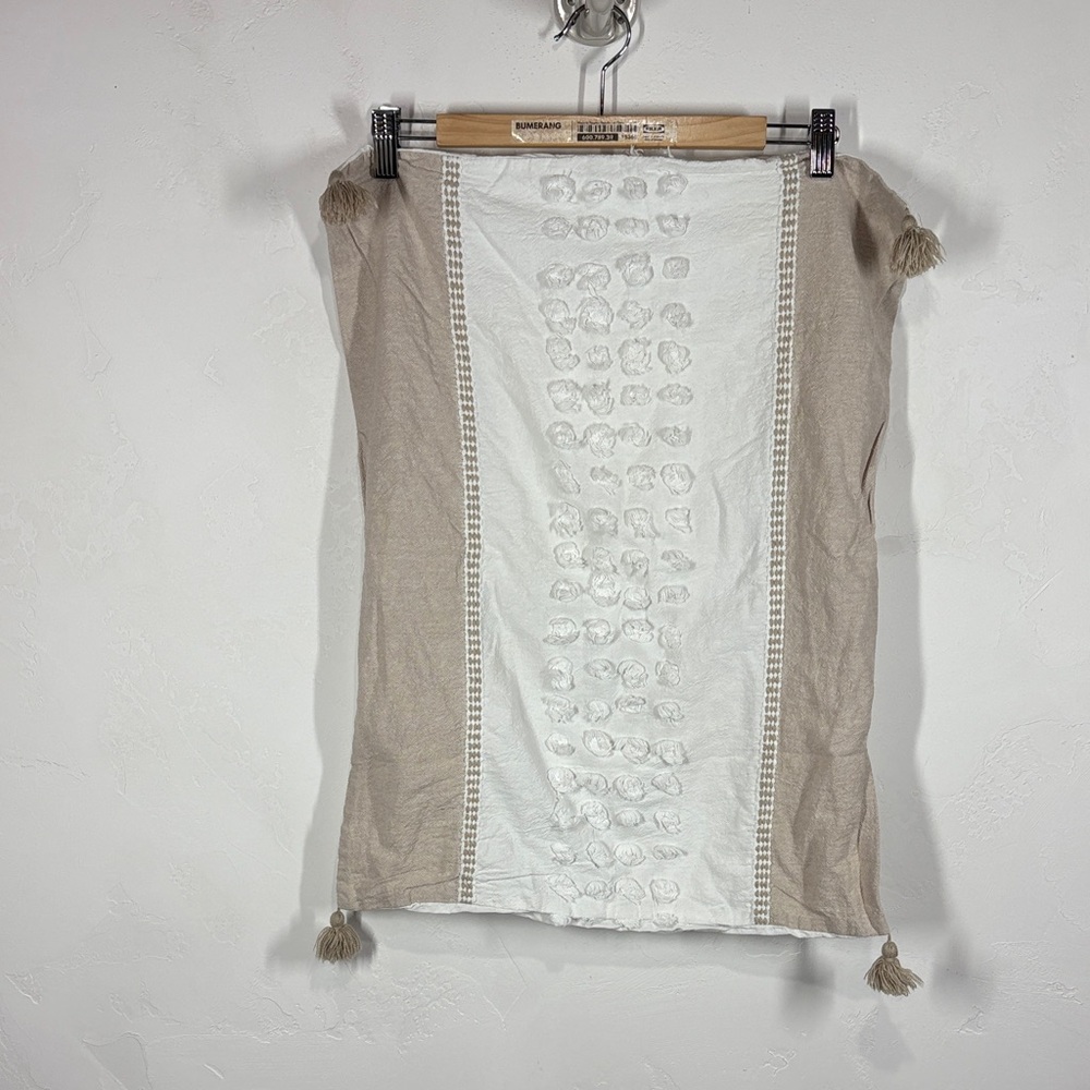 Weavers Collection tan and white pillow sham